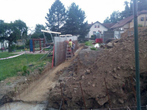 Hřiště, na kterém se v těchto dnech intenzivně pracuje, bude mít umělý povrch. A bude mít opravdu široké využití. „Víceúčelové hřiště poslouží na malou kopanou, tenis, volejbal, street basketball, součástí bude tréninková stěna na tenis,“ popsal investici