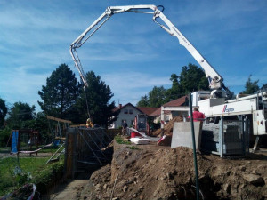 Hřiště, na kterém se v těchto dnech intenzivně pracuje, bude mít umělý povrch. A bude mít opravdu široké využití. „Víceúčelové hřiště poslouží na malou kopanou, tenis, volejbal, street basketball, součástí bude tréninková stěna na tenis,“ popsal investici
