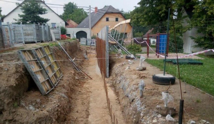 Lidé v Popicích se mohou těšit na nové víceúčelové hřiště s umělým povrchem