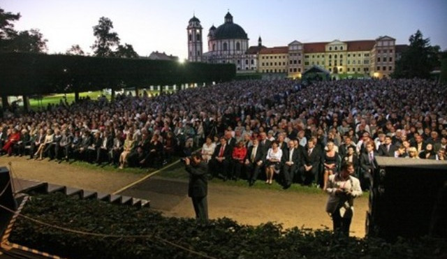 Mezinárodní hudební festival Petra Dvorského zakončí Suchý s Molavcovou a orchestr divadla Semafor