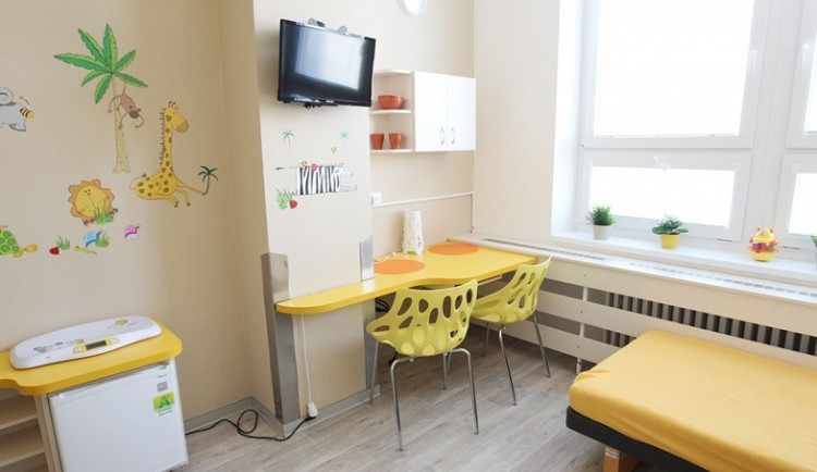 Psací stůl na kreslení a veselé povlečení? To nabízí nový pokoj v jihlavské nemocnici