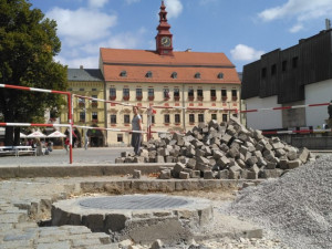 Z jihlavských „pařenišť“ na Masarykově náměstí zbydou jen kanálové poklopy