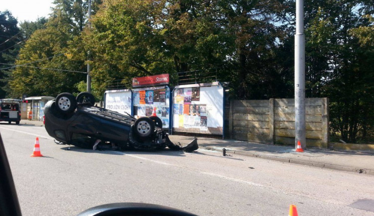 Dacia na střeše je patrně výsledkem jízdy mladé řidičky na červenou