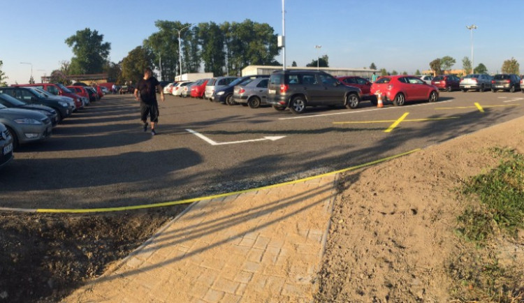 Osvětlení a kamerový systém. To nově nabízí vylepšené parkoviště u jihlavské nemocnice