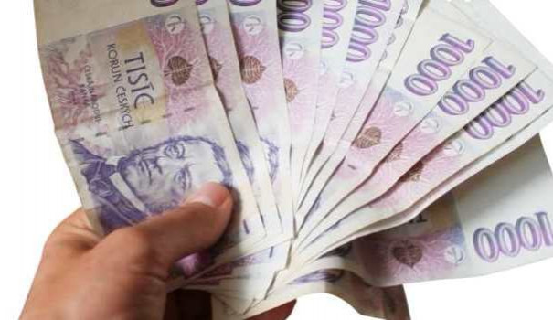 Slíbili vysoké zhodnocení, místo toho peníze utopili v automatech. Nyní mladému páru hrozí za podvod až 8 let