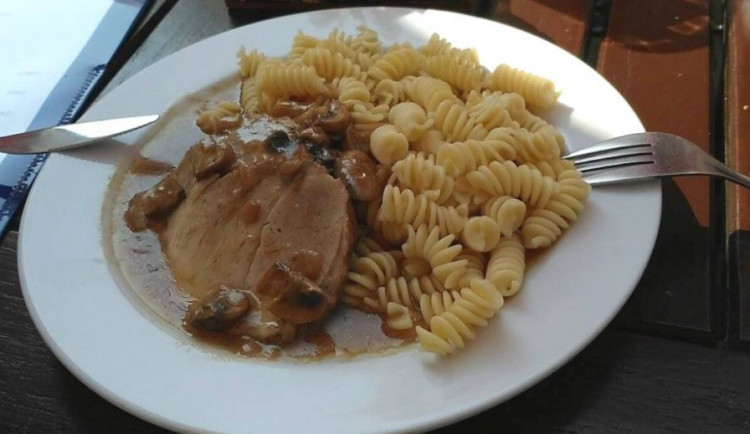 Vepřová plec na žampionech, těstoviny