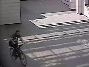 VIDEO: U "zimáku" ukradl kolo a rychle ujel pryč. Pomůže veřejnost policii při pátrání po pachateli?
