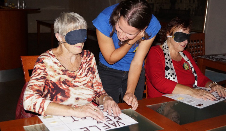 Jaké je to vypít si kávu v úplné tmě? To si vyzkoušeli lidé na jihlavské radnici 