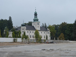 Díky demolici chátrající haly se v Třešti mohou těšit novým výhledem na tamější zámek