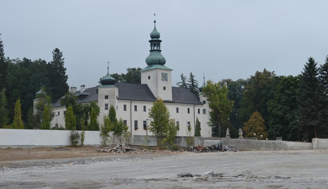 Díky demolici chátrající haly se v Třešti mohou těšit novým výhledem na tamější zámek