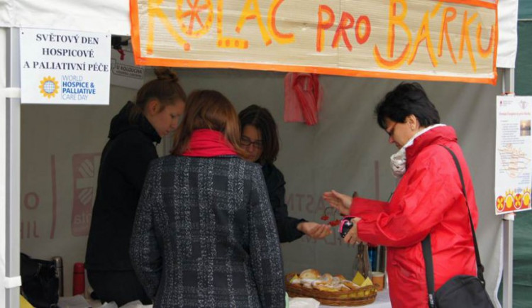 Osmý ročník akce Koláč pro hospic v Jihlavě byl i díky studentům úspěšný
