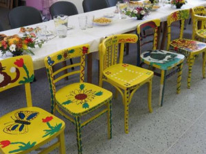 Originální židle vytvořili uživatelé sociálních center a domovů na Vysočině. Vyhrály slunečnice