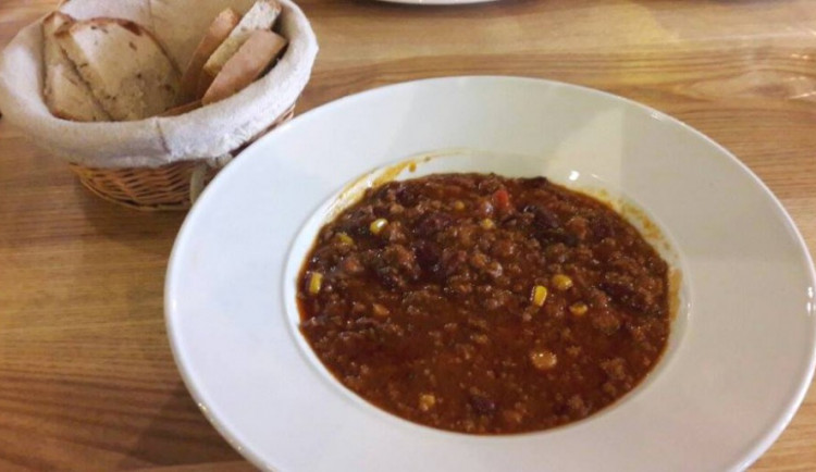 Chilli con carne s domácím chlebem