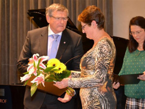 Ocenění za nakladatele vítězné Nejkrásnější knihy Vysočiny přebírá ředitelka Galerie výtvarného umění Havlíčkův Brod Hana Nováková