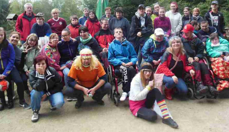 Handicapovaní lidé mohli díky sbírce plastových víček jet na rekondiční pobyt na Čeřínek