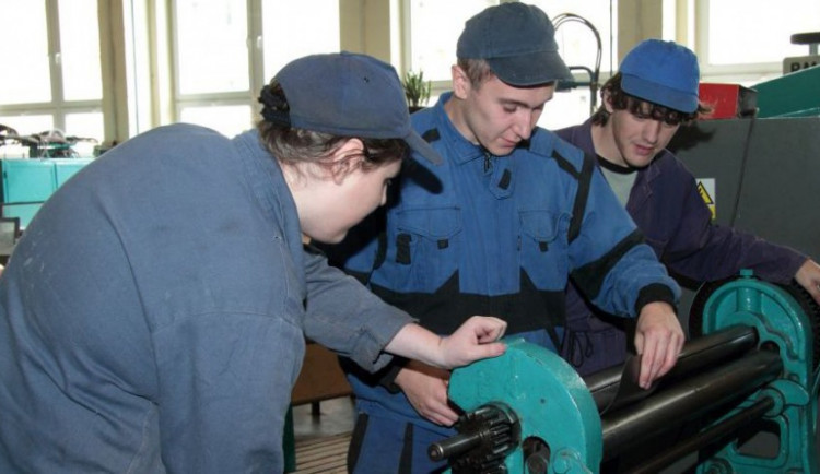 Kraj podpoří stipendii další tři učební obory: Montér suchých staveb, autolakýrník a karosář