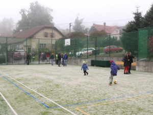 Obyvatelé Popic mají nové Oranžové hřiště. Kromě basketu si mohou zahrát i tenis