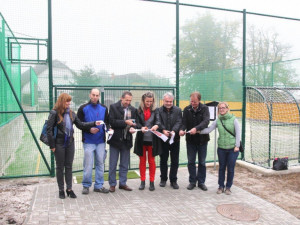 Obyvatelé Popic mají nové Oranžové hřiště. Kromě basketu si mohou zahrát i tenis