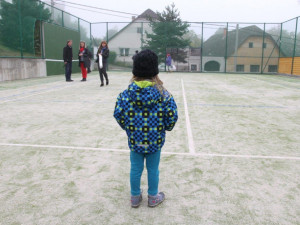 Obyvatelé Popic mají nové Oranžové hřiště. Kromě basketu si mohou zahrát i tenis