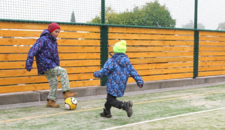 Obyvatelé Popic mají nové Oranžové hřiště. Kromě basketu si mohou zahrát i tenis