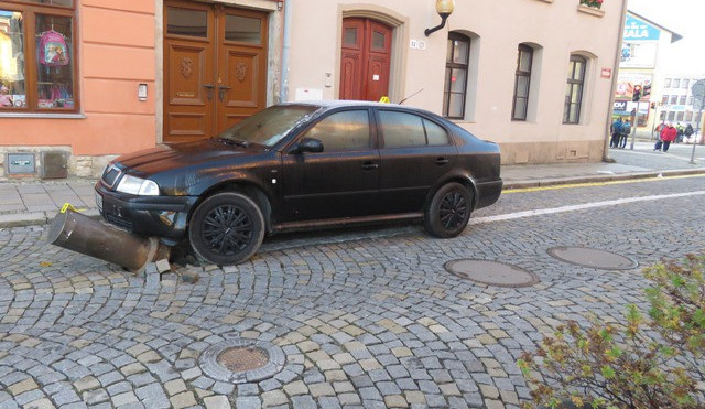 Řidič v Jihlavě si dostatečně neočistil sklo a narazil do dopravního sloupku