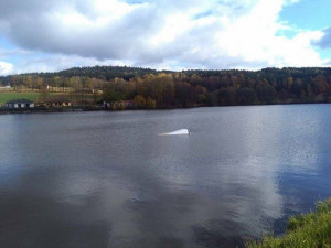 V Kostelci u masny skončilo auto v rybníce. Řidič zřejmě nezatáhl ruční brzdu