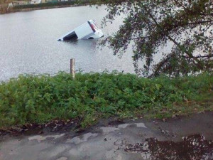 V Kostelci u masny skončilo auto v rybníce. Řidič zřejmě nezatáhl ruční brzdu