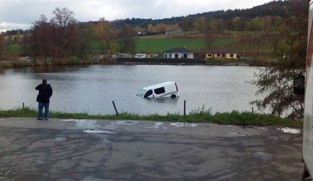 V Kostelci u masny skončilo auto v rybníce. Řidič zřejmě nezatáhl ruční brzdu