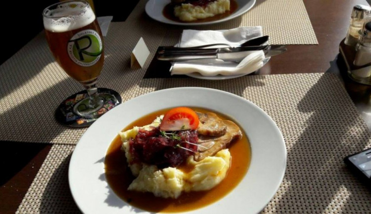 Pečená krkovice s cibulovou marmeládou, bramborová kaše