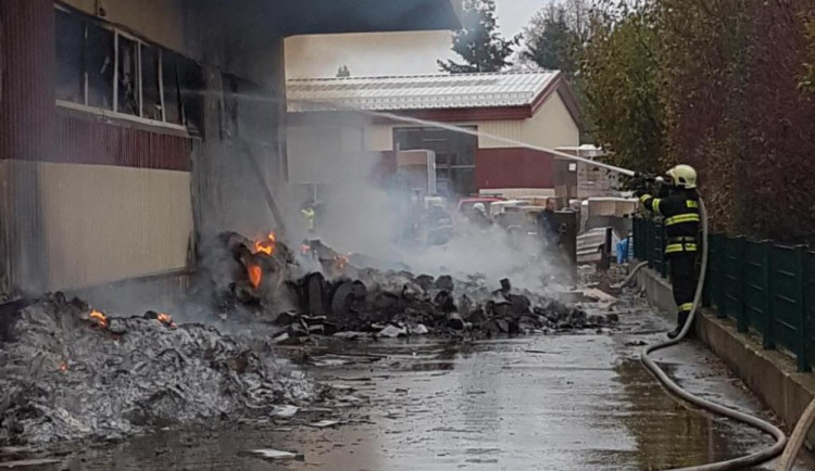V Horní Cerekvi hoří výrobní hala, nikdo není zraněný. Škoda bude přes 100 milionů korun