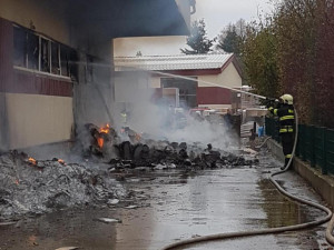 V Horní Cerekvi hoří výrobní hala, nikdo není zraněný. Škoda bude přes 100 milionů korun