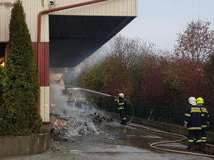 V Horní Cerekvi hoří výrobní hala, zraněn nikdo není. Škoda bude přes 100 milionů korun