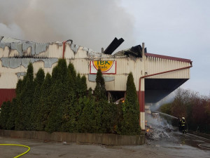 V Horní Cerekvi hoří výrobní hala, zraněn nikdo není. Škoda bude přes 100 milionů korun