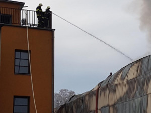 V Horní Cerekvi hoří výrobní hala, zraněn nikdo není. Škoda bude přes 100 milionů korun