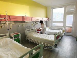 Těhotné ženy si nyní v jihlavské nemocnici zkrátí čekání na porod v modernějším pokoji