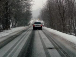 Silnice Vysočiny jsou kvůli mírnému sněžení sjízdné s opatrností. V terénu je 38 sypačů