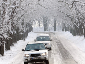 Silnice Vysočiny jsou po chemickém ošetření sjízdné. U Želetavy se vyprošťuje kamion