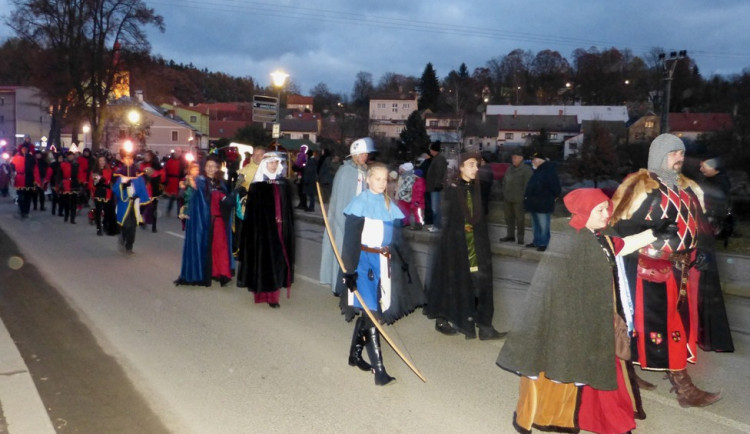 Třeští dnes v podvečer projel svatý Martin se svou družinou