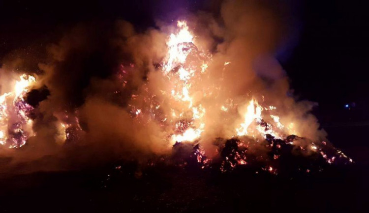 U Batelova na Jihlavsku hořel stoh slámy. Na místo vyjely tři hasičské jednotky