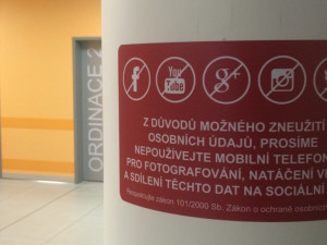 Na urgentním příjmu nefoťte ani nenatáčejte, vyzývají nové cedule v jihlavské nemocnici