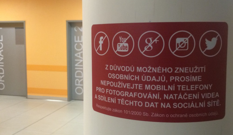 Na urgentním příjmu nefoťte ani nenatáčejte, varují nové cedule v jihlavské nemocnici