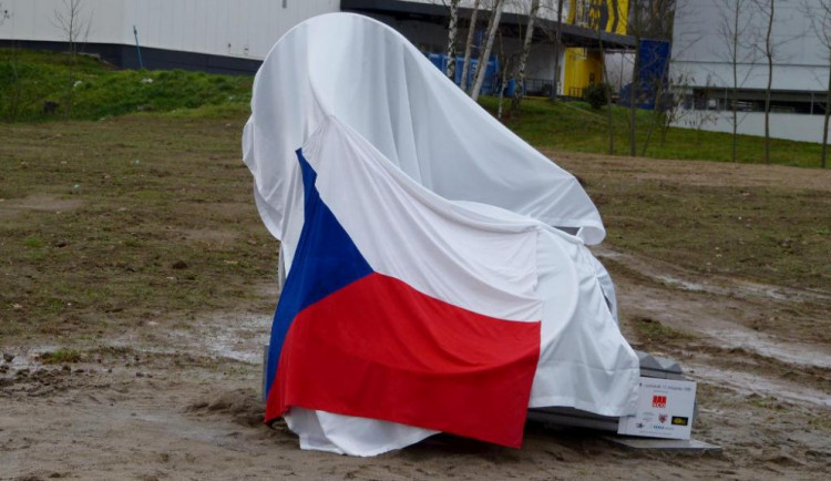 Odhalení sochy Klíče v roce 2015