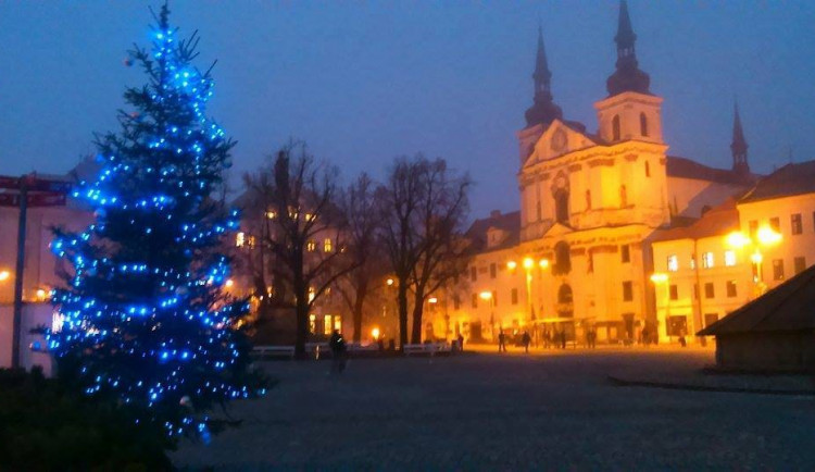 Kdy se rozsvítí vánoční strom i ve vašem městě? Většinou to bude první adventní neděli