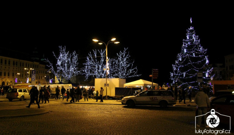 Jihlava zahájila advent rozsvícením vánočního stromečku na náměstí