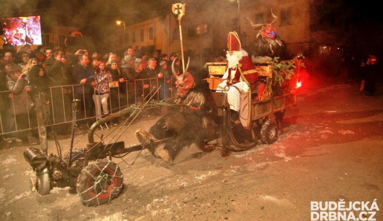 Alpští čerti - krampusové - zavítají do Golčova Jeníkova