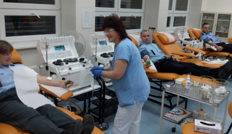 Třebíčští policisté dnes darovali krev a plazmu. Zapojilo se jich celkem dvaačtyřicet