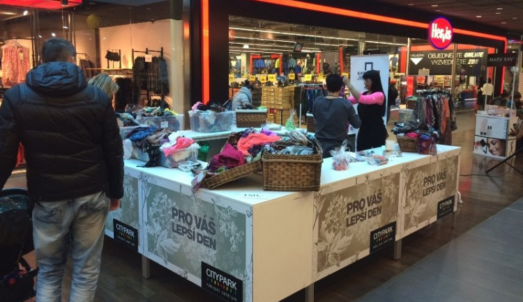 Šátkový veletrh se vydařil. Vydělaných 60 tisíc korun poputuje na rehabilitační pomůcky