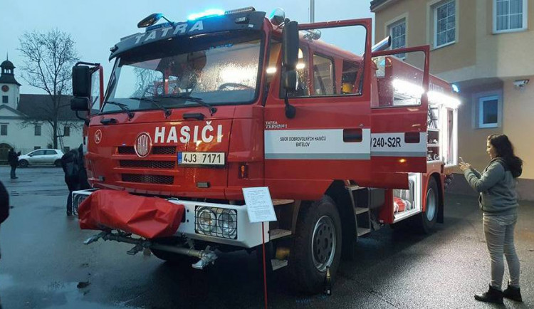 Batelovští hasiči mají nové zásahové auto. Pokřtili ho s hejtmanem Vysočiny Běhounkem