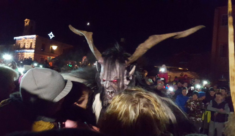 VIDEOGALERIE: V Golčově Jeníkově v sobotu šířil hrůzu průvod "Krampusáků"