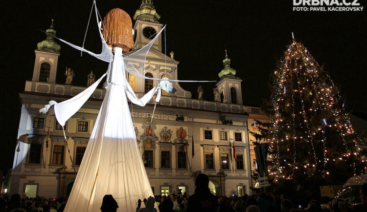 BUDĚJOVICKÝ ADVENT: Na náměstí přiletí z nebe anděl, pak bude Ztracený